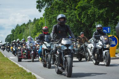 Chelm, Lubelskie, Polonya - 18 Haziran 2022: MotoKropla 'daki Chelm' de motosikletçilerin mitingi.