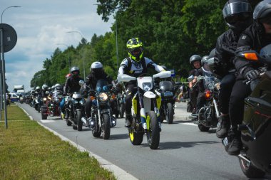 Chelm, Lubelskie, Polonya - 18 Haziran 2022: MotoKropla 2022 'de Chelm' de motosikletlilerin mitingi, motosikletçiler geçit töreni