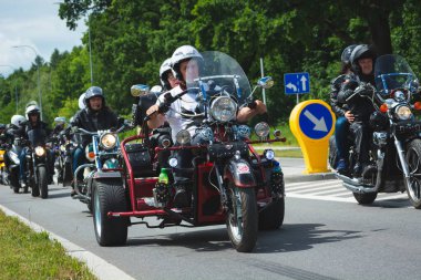 Chelm, Lubelskie, Polonya - 18 Haziran 2022: Chelm, MotoKropla 2022 'de motosikletçilerin mitingi, üç tekerlekli motosiklet