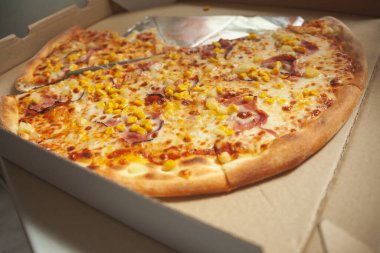 Büyük pizza parçaları açık bir kutuda teslim edilir.