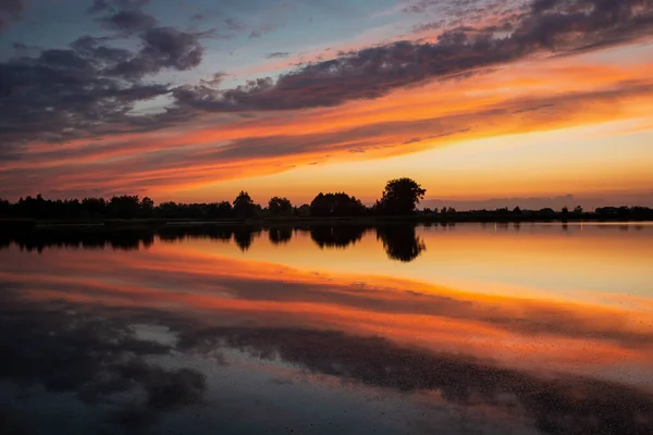 Colorful Clouds Reflected Lake Water Sunset — Foto de Stock