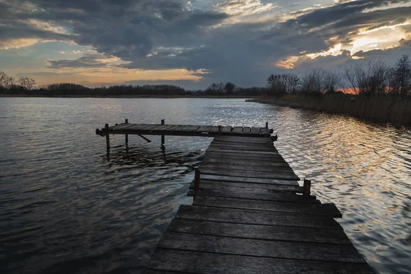 Dřevěné Molo Jezero Večerními Mraky Vodní Krajina — Stock fotografie