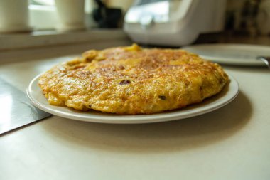 Evde hazırlanmış, geleneksel İspanyol tortilla tabağı.