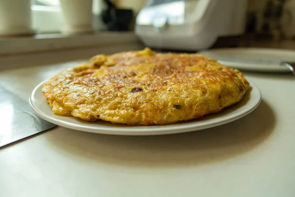 Egyetlen Hagyományos Spanyol Tortilla Egy Tányéron Otthon Készített — Stock Fotó