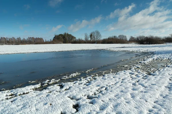 Água Congelada Neve Nas Terras Agrícolas Dia Fevereiro Leste Polónia — Fotografia de Stock