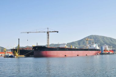 Tersanede inşaat halindeki büyük bir gemi..