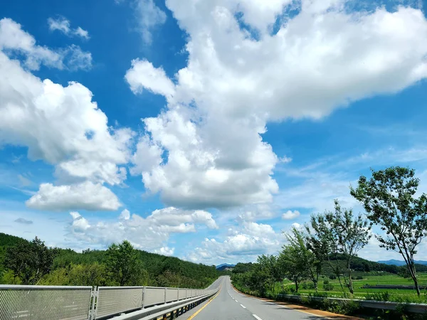 Błękitne Niebo Chmury Niezwykłych Kształtach — Zdjęcie stockowe