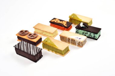 Beyaz arkaplanlı iştah açıcı bir tatlı.