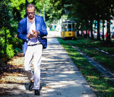 MILAN, Italy- 10 Eylül 2020: Alessandro Calascibetta, Style Magazine 'in müdürü, Milano sokaklarında.