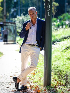 MILAN, Italy- 10 Eylül 2020: Alessandro Calascibetta, Style Magazine 'in müdürü, Milano sokaklarında.