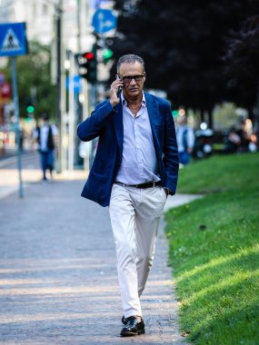 MILAN, Italy- 10 Eylül 2020: Alessandro Calascibetta, Style Magazine 'in müdürü, Milano sokaklarında.