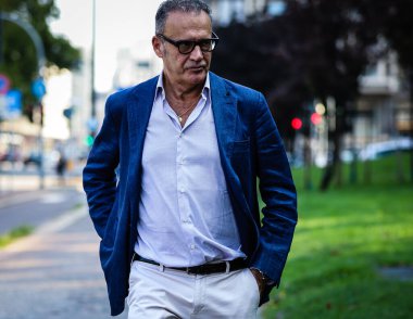 MILAN, Italy- 10 Eylül 2020: Alessandro Calascibetta, Style Magazine 'in müdürü, Milano sokaklarında.