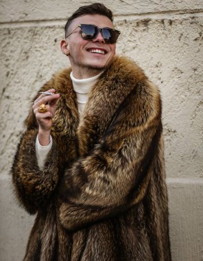 MILAN, Italy- 17 Ocak 2022: Milano 'da Sokaktaki Adamlar.