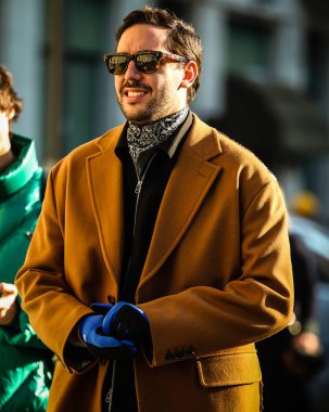 MILAN, Italy- 17 Ocak 2022: Milano 'da Sokaktaki Adamlar.