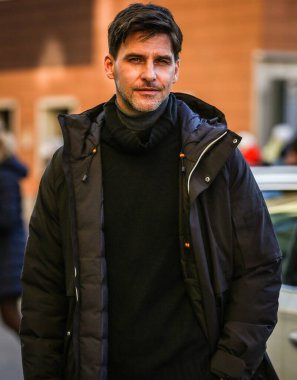 MILAN, Italya- 17 Ocak 2022: Johannes Huebl Milano 'da sokakta.