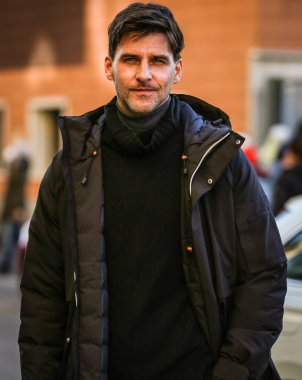 MILAN, Italya- 17 Ocak 2022: Johannes Huebl Milano 'da sokakta.