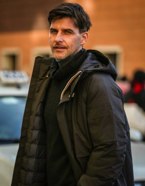 MILAN, Italya- 17 Ocak 2022: Johannes Huebl Milano 'da sokakta.