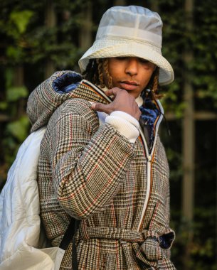 MILAN, Italy- 17 Ocak 2022: Milano 'da Sokaktaki Adamlar.