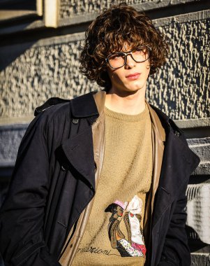 MILAN, Italy- 17 Ocak 2022: Milano 'da Sokaktaki Adamlar.