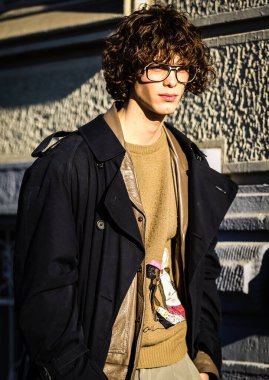 MILAN, Italy- 17 Ocak 2022: Milano 'da Sokaktaki Adamlar.