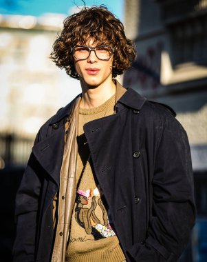 MILAN, Italy- 17 Ocak 2022: Milano 'da Sokaktaki Adamlar.