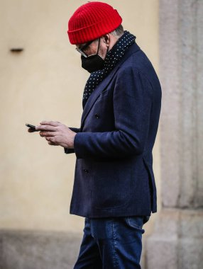 MILAN, Italy- 17 Ocak 2022: Nick Sullivan Milano 'da sokakta.