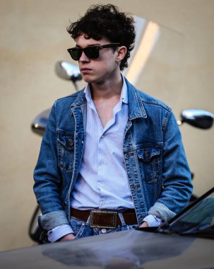 MILAN, Italy- 17 Ocak 2022: Hristiyan Pengo Milano 'da sokakta.