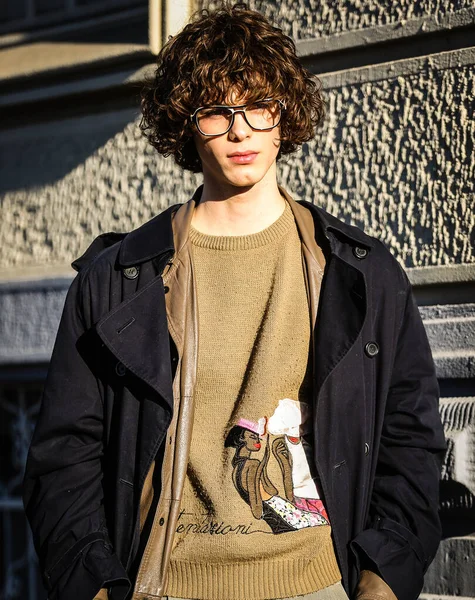 MILAN, Italy- 17 Ocak 2022: Milano 'da Sokaktaki Adamlar.