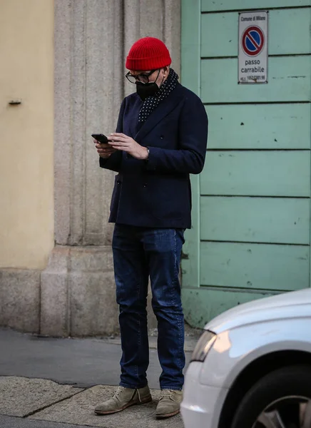 MILAN, Italy- 17 Ocak 2022: Nick Sullivan Milano 'da sokakta.