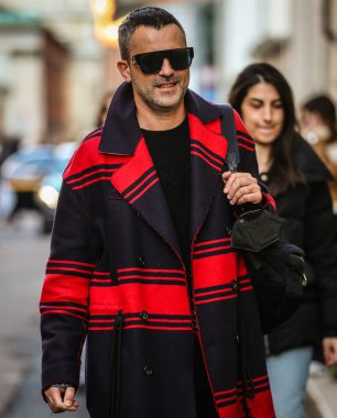 MILAN, Italy- 23 Şubat 2022: Milano 'da sokaktaki erkekler.