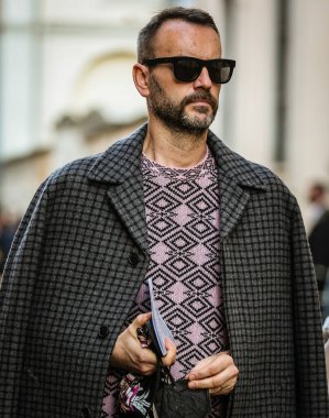 MILAN, Italy- 23 Şubat 2022: Federico Rocca Milano 'da sokakta.