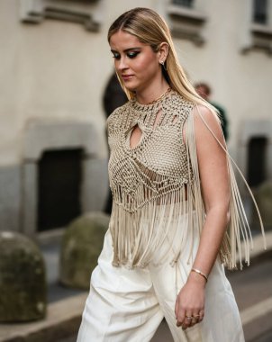 MILAN, Italy- 23 Şubat 2022 Valentina Ferragni Milano 'da sokakta.