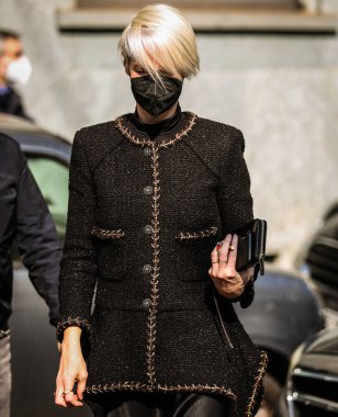 MILAN, Italy- 25 Şubat 2022: Kate Lanphear Milano 'da sokakta.