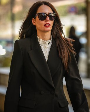 MILAN, Italy- 25 Şubat 2022: Milano 'da Kadınlar Sokakta.