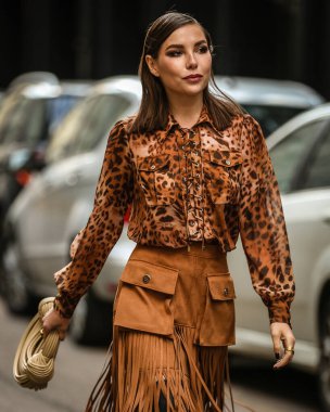 MILAN, Italy- 25 Şubat 2022: Karina Nigay Milano 'da sokakta.
