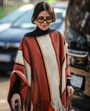 MILAN, Italy- 25 Şubat 2022: Milano 'da Kadınlar Sokakta.