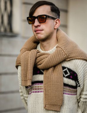 MILAN, Italy- 25 Şubat 2022 Konstantin Spachis Milano 'da sokakta.