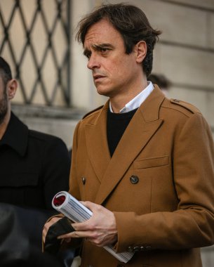 MILAN, Italya- 25 Şubat 2022: Emanuele Farneti Milano 'da sokakta.