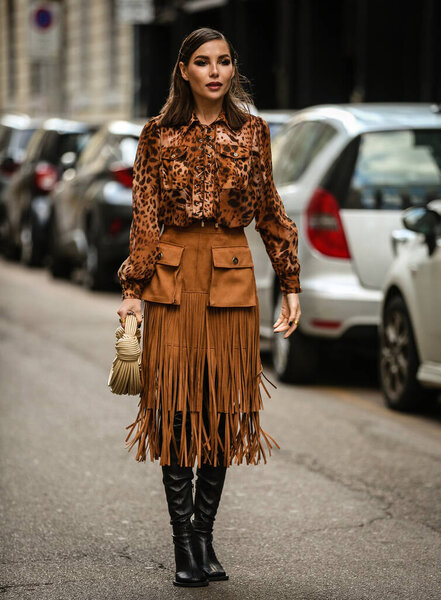 МИЛАН, Италия - 25 февраля 2022 года: Карина Нигей на улице в Милане.