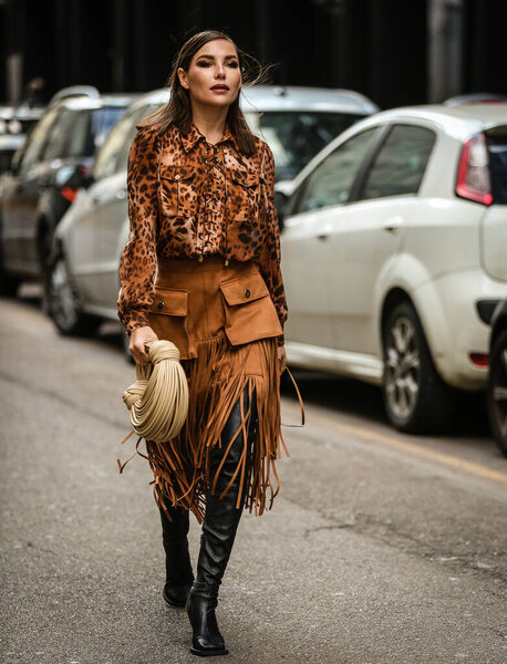 МИЛАН, Италия - 25 февраля 2022 года: Карина Нигей на улице в Милане.