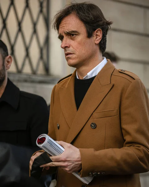 MILAN, Italya- 25 Şubat 2022: Emanuele Farneti Milano 'da sokakta.