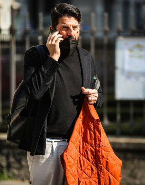 MILAN, Italy- 25 Şubat 2022: Milano 'da Sokaktaki Adamlar.