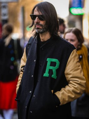 MILAN, Italy- 27 Şubat 2022: Milano 'da Sokaktaki Adamlar.