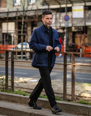 MILAN, Italy- 27 Şubat 2022: Markus Ebner Milano 'da sokakta.