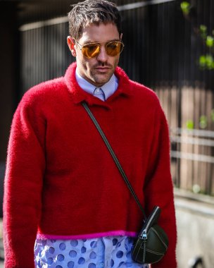 MILAN, Italy- 27 Şubat 2022: Milano 'da Sokaktaki Adamlar.