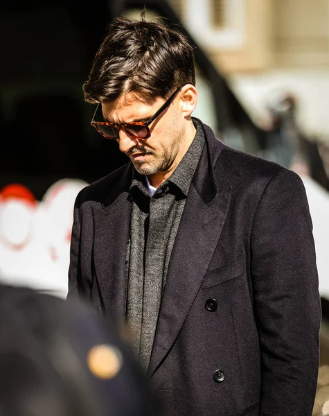 MILAN, Italy- 27 Şubat 2022: Johannes Huebl Milano 'da sokakta.