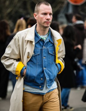 PARIS, Fransa 4 Mart 2022, Dan Thawley Paris 'te sokakta.