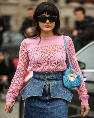 PARIS, Fransa 4 Mart 2022 Maria Bernad Paris 'te sokakta.