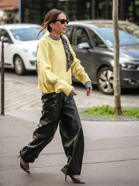 PARIS, Fransa 5 Mart 2022 Chloe 'Harrouche Paris' te sokakta.
