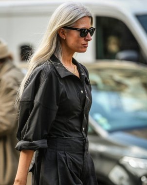 PARIS, Fransa - 5 Mart 2022 Sarah Harris Paris 'te sokakta.